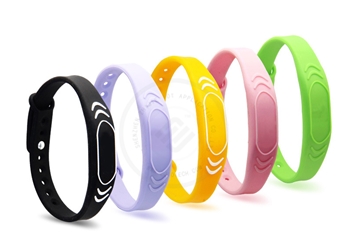 ما هو تردد RFID الأفضل لتتبع الضيوف في مدينة الملاهي؟