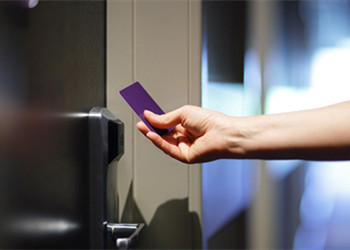 كيف يمكن أن تحسن بطاقات مفتاح فندق RFID عمليات تسجيل الوصول والاستيلاء على الضيف؟
