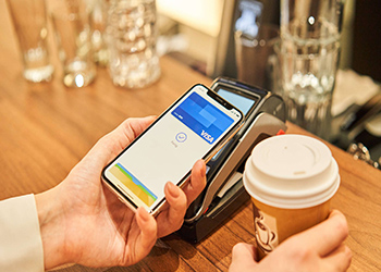توفر تقنية NFC وظيفة الطلب بدون تلامس لرواد المطعم